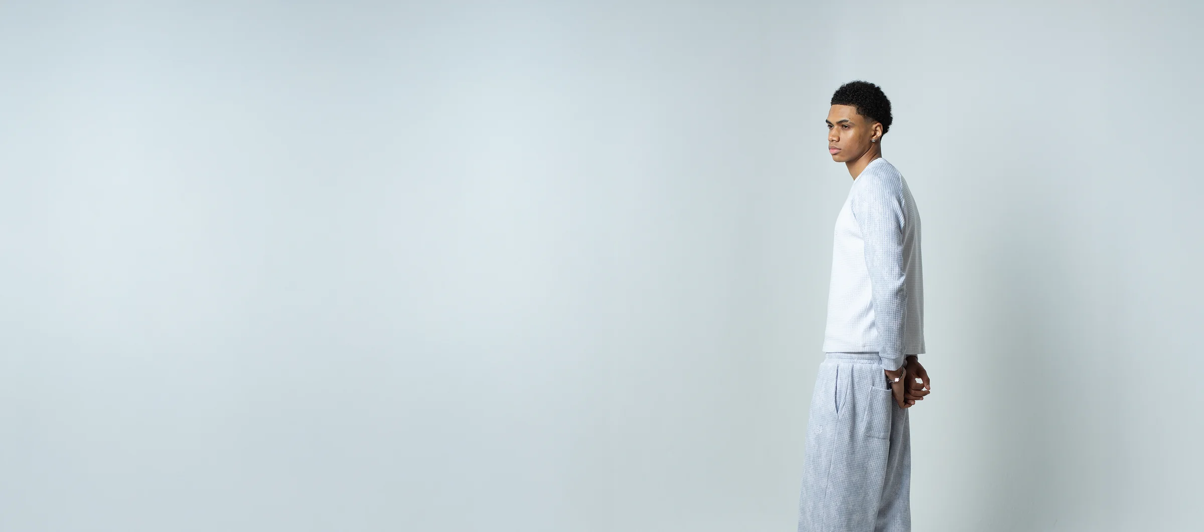 Suvene: Die moderne Streetwear-Marke für einen einzigartigen urbanen Stil In der heutigen Modewelt suchen viele Menschen nach Kleidung, die nicht nur gut aussieht, sondern auch bequem und vielseitig ist. Suvene steht für einen modernen Streetwear-Stil, der Komfort, Qualität und ein starkes Design verbindet. Die Marke spricht Menschen an, die ihren eigenen Look zeigen möchten und Wert auf hochwertige Alltagskleidung legen. Von lässigen Outfits bis zu trendigen Kombinationen bietet Suvene verschiedene Styles für die moderne Generation. Die Welt der Streetwear Fashion entwickelt sich ständig weiter. Dabei spielen bequeme Schnitte, kreative Designs und ein urbaner Charakter eine wichtige Rolle. Suvene verbindet diese Elemente und bietet Kleidung, die perfekt zum heutigen Lifestyle passt. Warum Suvene den modernen Streetwear-Trend beeinflusst Der Erfolg von Suvene liegt in der Kombination aus einfacher Eleganz und modernem Design. Viele Menschen bevorzugen heute Kleidung, die sowohl für den Alltag als auch für besondere Momente geeignet ist. Genau hier setzt die Marke an. Die Kollektionen überzeugen durch bequeme Materialien, zeitlose Farben und einen entspannten Look. Der Fokus liegt auf urbaner Mode, modernem Lifestyle und komfortabler Kleidung, die einfach zu kombinieren ist. Ein weiterer Vorteil ist die Vielseitigkeit der Styles. Ob für einen Spaziergang, ein Treffen mit Freunden oder einen entspannten Tag – Suvene bietet passende Outfits für verschiedene Situationen. Suvene Hoodie – Komfort trifft auf modernen Style Der Suvene Hoodie gehört zu den beliebtesten Teilen der Streetwear-Kollektion. Ein Hoodie ist nicht nur ein Kleidungsstück für kalte Tage, sondern auch ein wichtiger Bestandteil der modernen Modekultur. Der Suvene Hoodie bietet einen lockeren Schnitt, angenehmen Tragekomfort und einen stylischen Look. Er lässt sich einfach mit Jeans, Sneakers oder passenden Hosen kombinieren. Besonders der Oversized Streetwear Style ist bei jungen Menschen sehr beliebt, weil er bequem und gleichzeitig modern wirkt. Durch das einfache Design kann der Hoodie täglich getragen werden und passt zu verschiedenen persönlichen Styles. Suvene Joggers für einen entspannten Alltagslook Bequeme Hosen sind ein wichtiger Teil der aktuellen Streetwear-Welt. Die Suvene Joggers verbinden Funktionalität mit einem modernen Erscheinungsbild. Die Joggers eignen sich perfekt für entspannte Tage, Reisen oder Freizeitaktivitäten. Ihr komfortabler Schnitt ermöglicht freie Bewegung und sorgt für ein angenehmes Gefühl den ganzen Tag. Mit einem Suvene Hoodie oder einem Suvene shirt entsteht ein komplettes Outfit, das den typischen urbanen Streetstyle widerspiegelt. Die Kombination aus Komfort und Trend macht Joggers zu einem wichtigen Bestandteil jeder modernen Garderobe. Suvene Tracksuit – Ein komplettes Outfit mit Charakter Der Suvene Tracksuit ist eine ideale Wahl für Menschen, die einen einheitlichen und stilvollen Look bevorzugen. Ein Tracksuit bietet nicht nur Komfort, sondern auch eine starke modische Aussage. Mit passenden Ober- und Unterteilen entsteht ein sauberer und moderner Look. Der Streetwear Tracksuit kann mit Sneakers getragen werden und eignet sich besonders für einen sportlichen, aber eleganten Auftritt. Die Kombination aus praktischer Funktion und modernem Design macht den Suvene Tracksuit zu einer beliebten Wahl für Fans von Casual Fashion. Suvene shirt – Einfaches Design für jeden Tag Ein gutes Shirt gehört zu jeder Kleidungssammlung. Das Suvene shirt bietet einen minimalistischen Stil, der leicht mit verschiedenen Outfits kombiniert werden kann. Ob mit Joggers, Jeans oder einer Jacke – das Shirt passt zu vielen Looks. Durch sein modernes Design eignet es sich für Menschen, die einen einfachen, aber auffälligen Stil bevorzugen. Das minimalistische Streetwear Design macht das Shirt zu einem zeitlosen Kleidungsstück für jede Saison. Wie man Suvene Kleidung richtig stylt Der richtige Style entsteht durch die Kombination verschiedener Kleidungsstücke. Ein Suvene Hoodie mit Suvene Joggers sorgt für einen entspannten Look. Für einen sportlicheren Stil kann der Suvene Tracksuit mit modernen Sneakers kombiniert werden. Wer einen einfachen Sommer-Look möchte, kann ein Suvene shirt mit lockeren Hosen tragen. Neutrale Farben, passende Schuhe und eine gute Kombination schaffen einen modernen Fashion Lifestyle. Warum Suvene bei Streetwear-Fans beliebt wird Die heutige Generation sucht nach Kleidung, die Persönlichkeit ausdrückt. Suvene bietet genau diese Verbindung aus Komfort, Stil und Individualität. Die Marke passt zu Menschen, die zeitgemäße Mode, lässige Outfits und einen starken persönlichen Ausdruck mögen. Durch moderne Designs und vielseitige Produkte wird Suvene immer interessanter für Streetwear-Liebhaber. Fazit: Suvene bringt modernen Streetstyle in den Alltag Suvene ist eine Marke, die Komfort und moderne Mode miteinander verbindet. Mit Produkten wie Suvene Hoodie, Suvene Joggers, Suvene Tracksuit und Suvene shirt bietet die Marke vielseitige Möglichkeiten für einen trendigen Look. Wer einen modernen, bequemen und urbanen Style sucht, sollte die Kollektion entdecken. Jetzt entdecken und deinen neuen Streetwear-Look starten! FAQs 1. Was macht Suvene besonders? Suvene verbindet modernes Design mit bequemer Kleidung für den täglichen Gebrauch. Die Marke steht für einen zeitgemäßen Streetwear-Stil mit urbanem Charakter. 2. Ist der Suvene Hoodie für den Alltag geeignet? Ja, der Suvene Hoodie bietet Komfort und passt zu vielen Freizeit-Outfits. Er ist ideal für einen entspannten und modernen Look. 3. Wie kann man Suvene Joggers kombinieren? Suvene Joggers können mit Hoodies, Shirts und Sneakers getragen werden. Sie eignen sich perfekt für lässige und sportliche Kombinationen. 4. Warum sind Tracksuits aktuell beliebt? Tracksuits bieten Komfort und einen kompletten Style in einem Outfit. Der Suvene Tracksuit passt besonders gut zur modernen Streetwear-Kultur. 5. Welche Kleidung bietet Suvene an? Suvene bietet verschiedene Streetwear-Produkte wie Hoodies, Joggers, Tracksuits und Shirts. Die Kollektionen sind für moderne und komfortbewusste Menschen entwickelt.